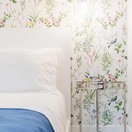 Gold 37399al And Silver 37404al Appartement